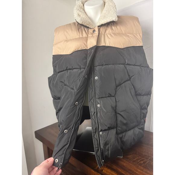 Levi's Quilted Black and Cream Puffer Vest with Sherpa Collar XXL NWOT - Picture 2 of 9